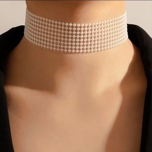 Chic statement Pearl choker necklace